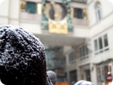 hoher markt - sotto la neve davanti all'orologio