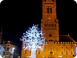20 - bruges - markt - pista di pattinaggio e belfort di notte